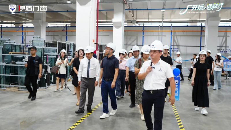 权威认证 领跑行业丨伊盾门窗销量领先认证暨媒体共探AI智造工厂活动圆满落幕_3
