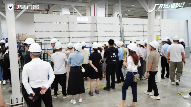 权威认证 领跑行业丨伊盾门窗销量领先认证暨媒体共探AI智造工厂活动圆满落幕_4